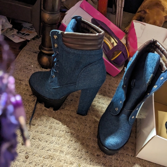 Cape Robbin Jean boots (missing shoelace) - Picture 2 of 3